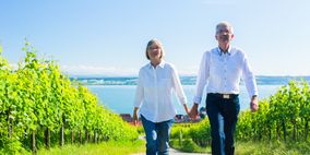Älteres Ehepaar macht Spaziergang