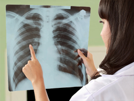 Ärztin betrachtet Röntgenbild