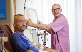Arzt und Dialysepatient