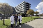 Bild von links nach rechts: (li) Dr. Omar Khader, Sektionsleiter endovaskuläre Chirurgie und Leitender Oberarzt Heiko Riedel, Baugeräteführer aus Zwickau Harald Führer, Direktor der Klinik für Gefäßchirurgie. Bild: Klinikum Lüdenscheid