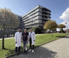 Bild von links nach rechts: (li) Dr. Omar Khader, Sektionsleiter endovaskuläre Chirurgie und Leitender Oberarzt Heiko Riedel, Baugeräteführer aus Zwickau Harald Führer, Direktor der Klinik für Gefäßchirurgie. Bild: Klinikum Lüdenscheid