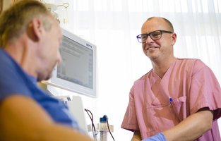 Arzt und Dialysepatient
