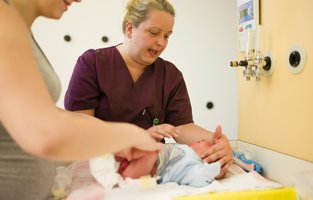 Pflege eines Neugeborenen