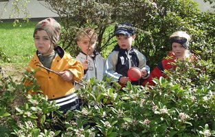 Kinder im Garten