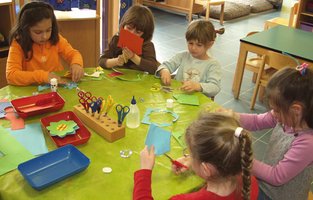 Kinder beim Basteln