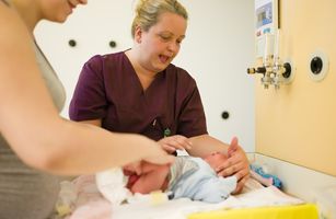 Pflege eines Neugeborenen