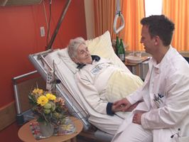Dr. Skodra und eine Patientin der Palliativstation