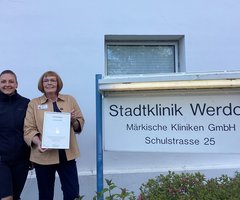 Dr. Thorsten Kehe, Vorsitzender der Geschäftsführung der Märkischen Kliniken mit Susanne Roßbach, Hygienefachkraft