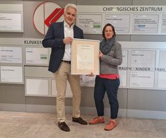 Domenica Cerrone, Hygienefachkraft (links) mit Christine Lehnert, Verwaltungs- und Pflegedienstleiterin Stadtklinik Werdohl