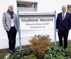 Dr. Thorsten Kehe gratuliert Dr. Michael Klein zur zusätzlichen Leitung an der Stadtklinik Werdohl. Bild: Märkische Kliniken