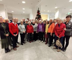 Gemeinsam stark: 45 Jahre der grünen Damen und Herren – ein Jubiläum voller Engagement und Gemeinschaft. Bild: Märkische Kliniken