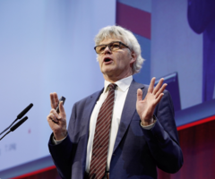 Prof. Dr. Dr. Thomas Uhlig, Ärztlicher Direktor am Klinikum Lüdenscheid und promovierter Psychologe, bei seinem Vortag auf dem DGIM-Kongress. Foto: DGIM/Bratulic
