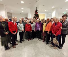 Gemeinsam stark: 45 Jahre der grünen Damen und Herren – ein Jubiläum voller Engagement und Gemeinschaft. Bild: Märkische Kliniken