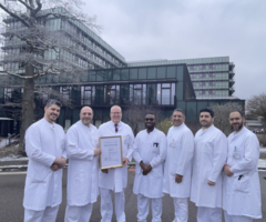 Das gesamte Team freut sich über die Rezertifizierung mit dem Leiter des Traumazentrums, Dr. Michael Klein (Mitte). Bild: Klinikum Lüdenscheid
