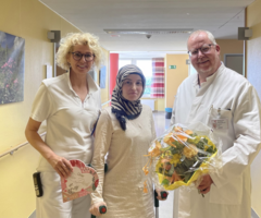 Bildunterzeile v. l. n. r.: Daniela Mühlbauer, Bereichsleitung Physiotherapie Orthopädie und Unfallchirurgie, Patientin, Dr. Michael Klein, Klinikdirektor für Orthopädie und Unfallchirurgie Bild: Klinikum Lüdenscheid