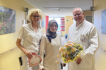 Bildunterzeile v. l. n. r.: Daniela Mühlbauer, Bereichsleitung Physiotherapie Orthopädie und Unfallchirurgie, Patientin, Dr. Michael Klein, Klinikdirektor für Orthopädie und Unfallchirurgie Bild: Klinikum Lüdenscheid