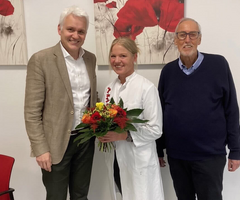 Dr. Thorsten Kehe (links) und Detlef Seidel (rechts) gratulieren Frau Dr. Anja Langner-Hülsmeyer zur zusätzlichen Klinikdirektion