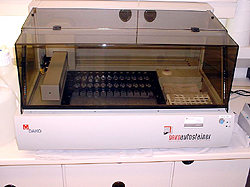 Ein Automat hilft bei der Erkennung der bestimmten Eiweißstrukturen.